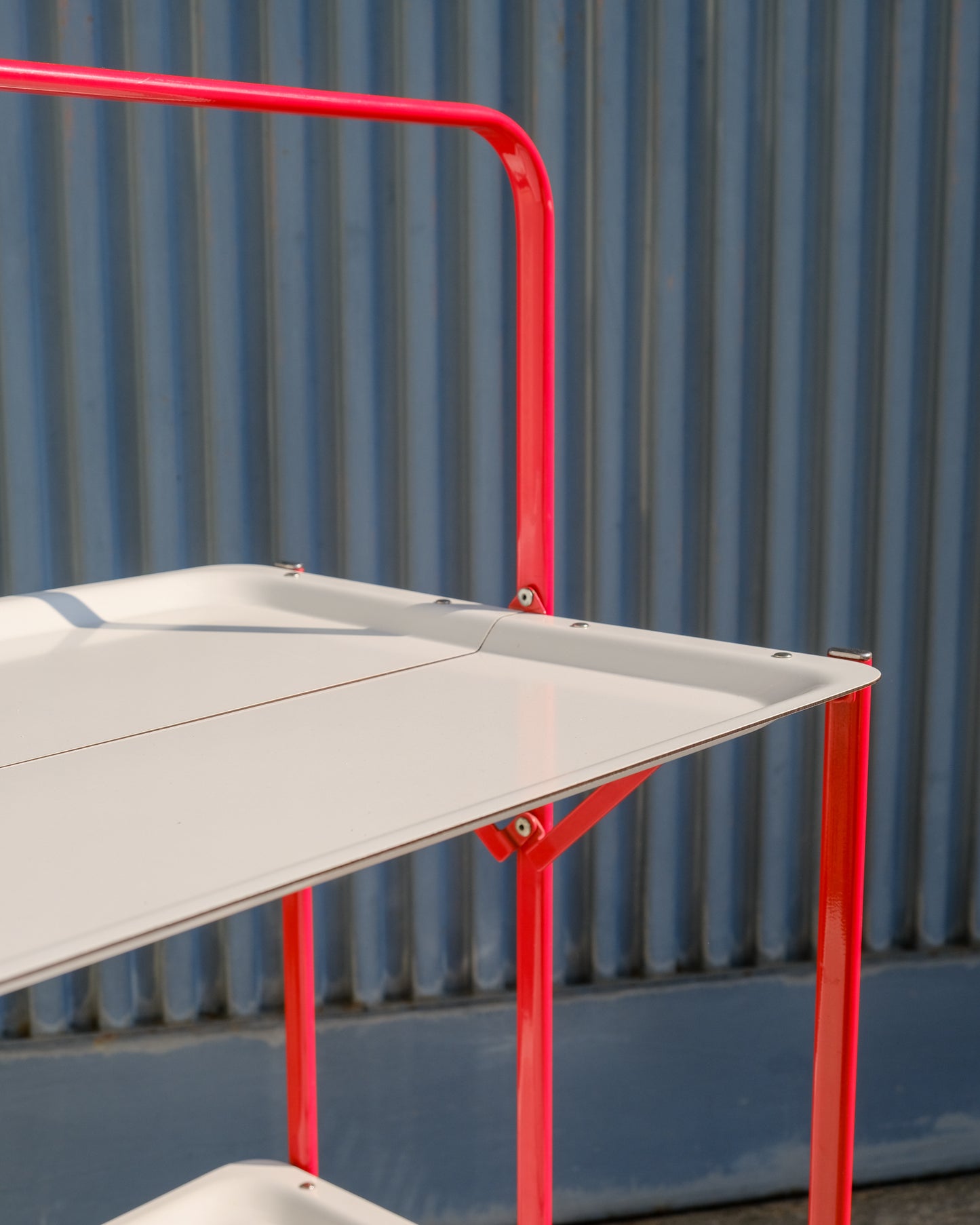 Carrello di servizio pieghevole rosso e bianco