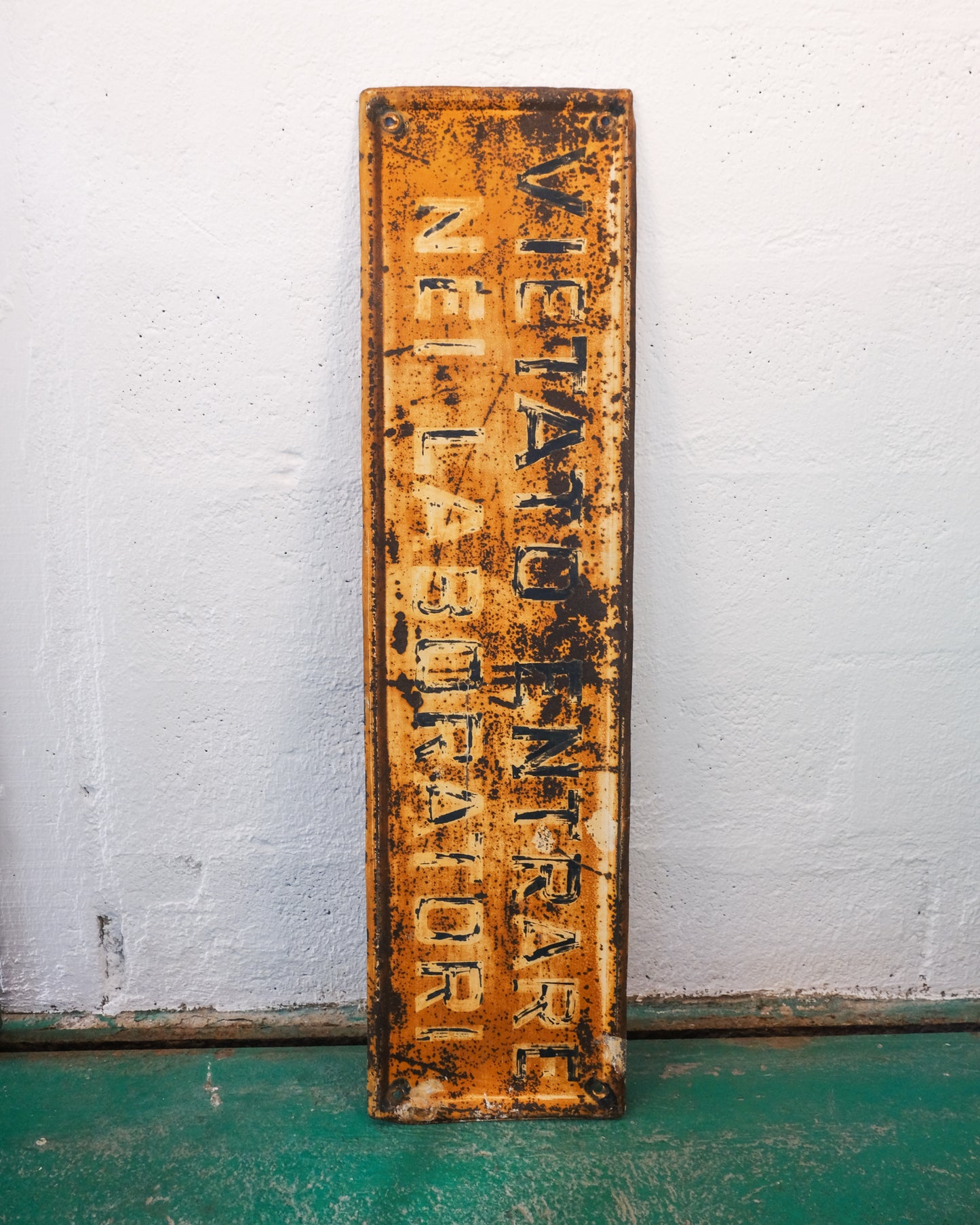 Insegna "Vietato entrare nei laboratori"