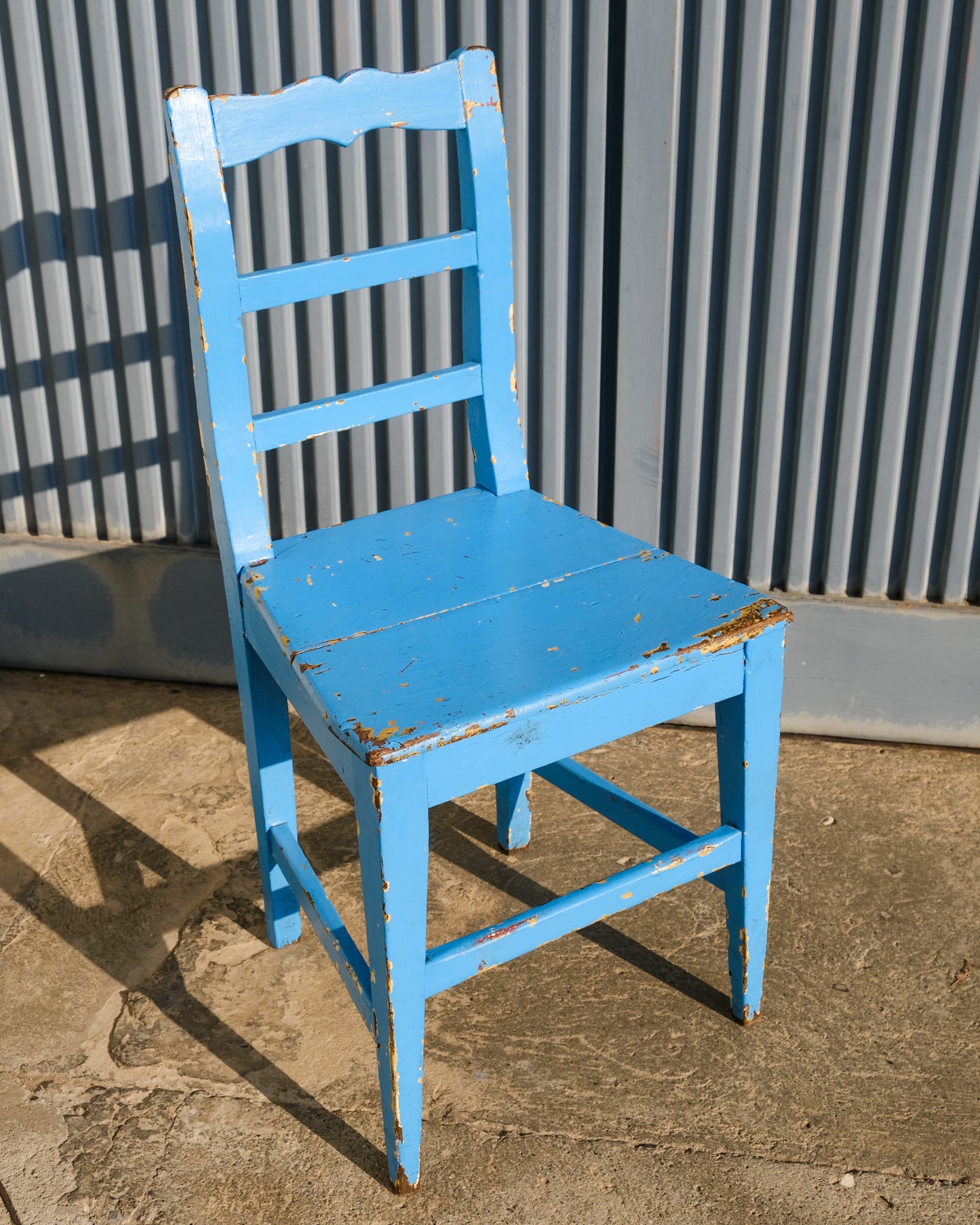 Sedia azzurra in legno