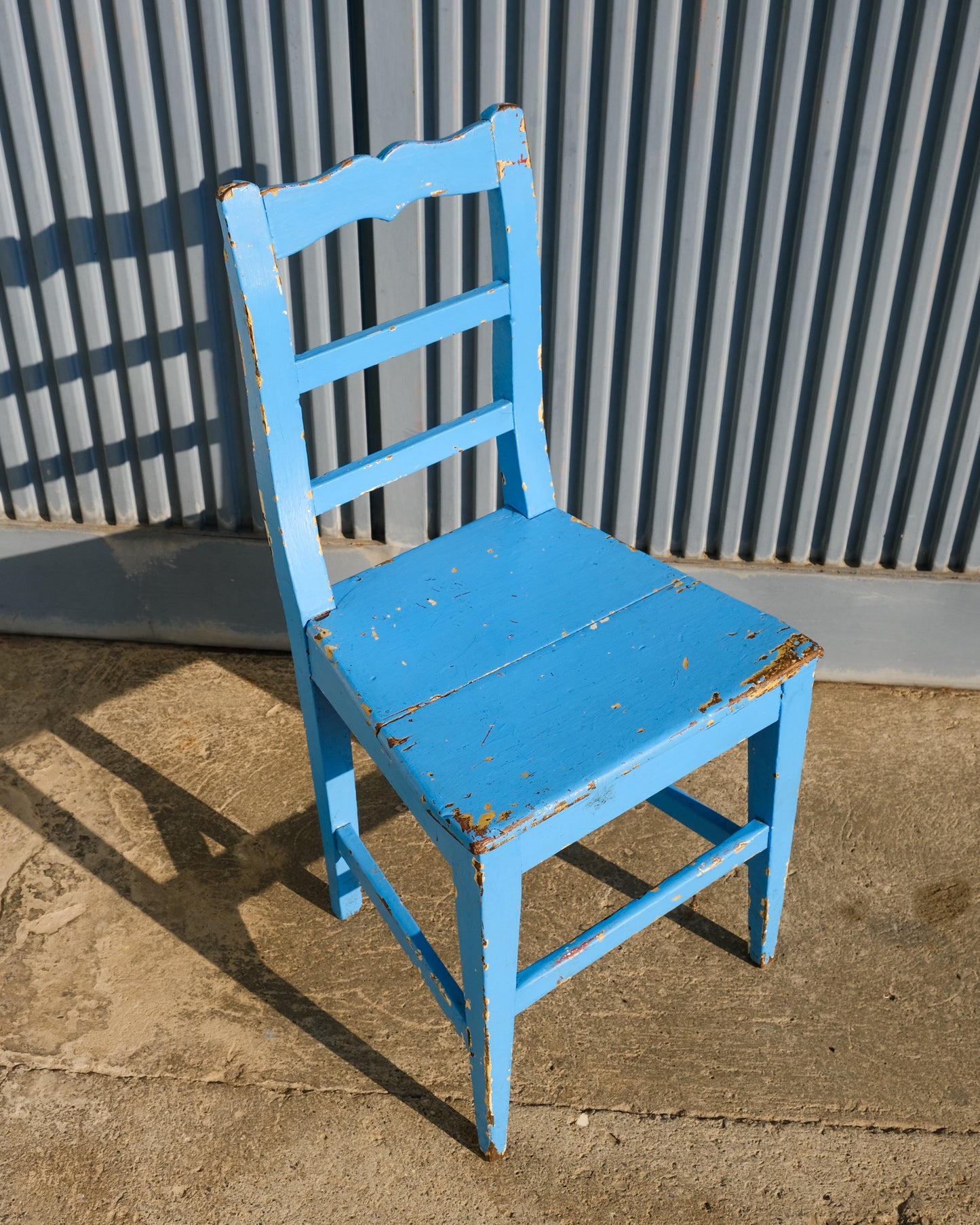 Sedia azzurra in legno