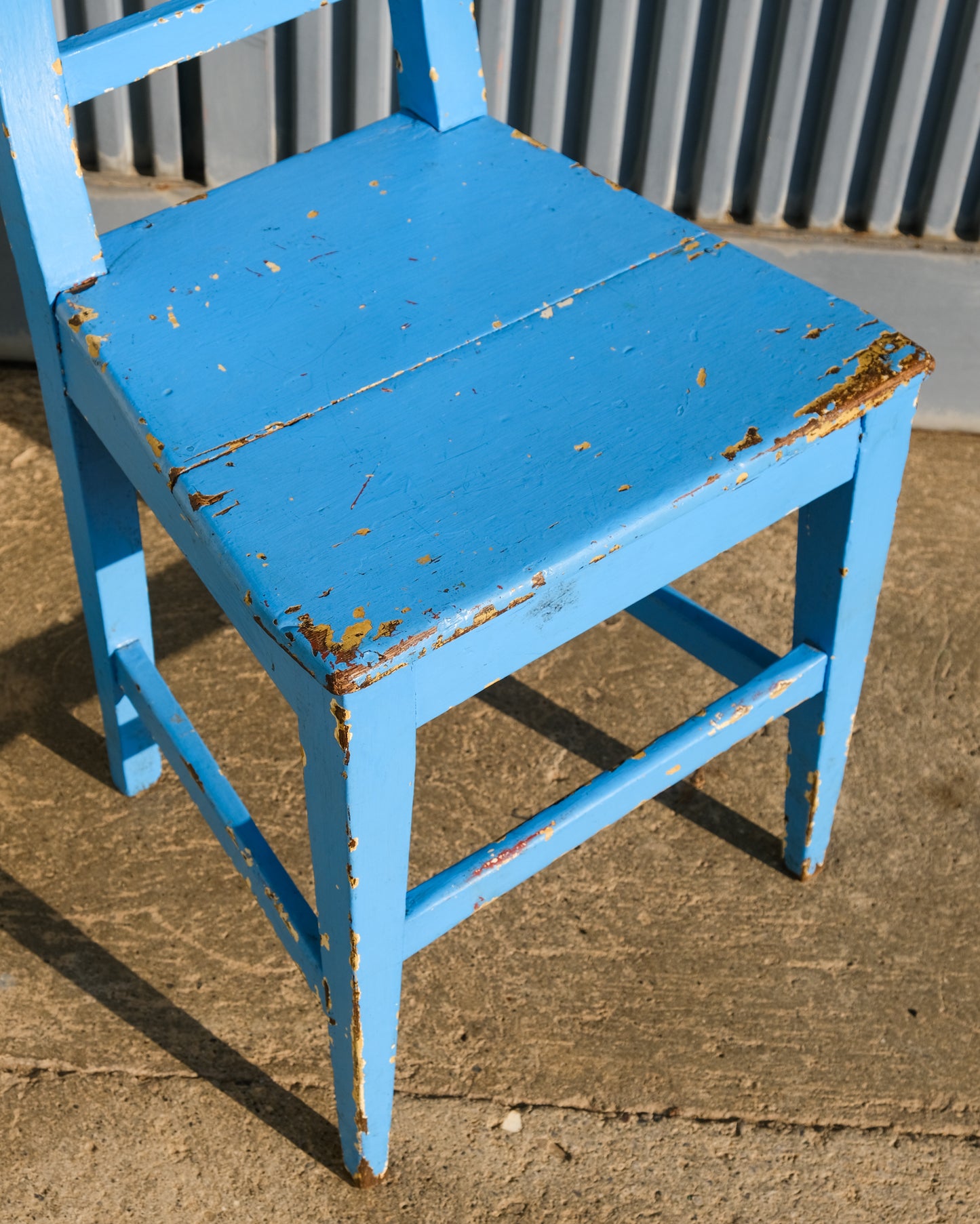 Sedia azzurra in legno