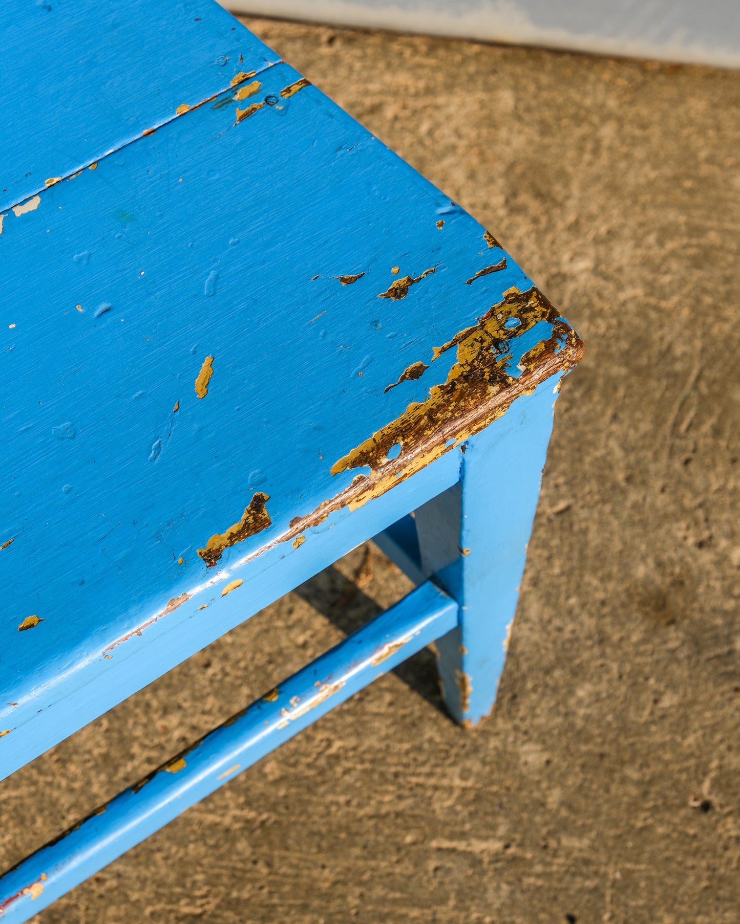 Sedia azzurra in legno