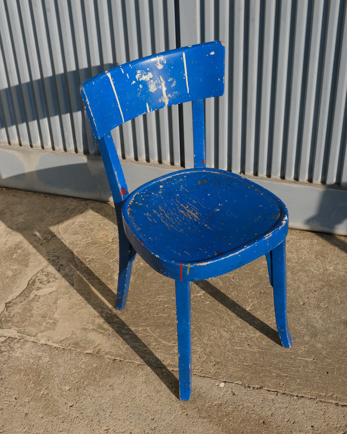 Sedia blu in legno