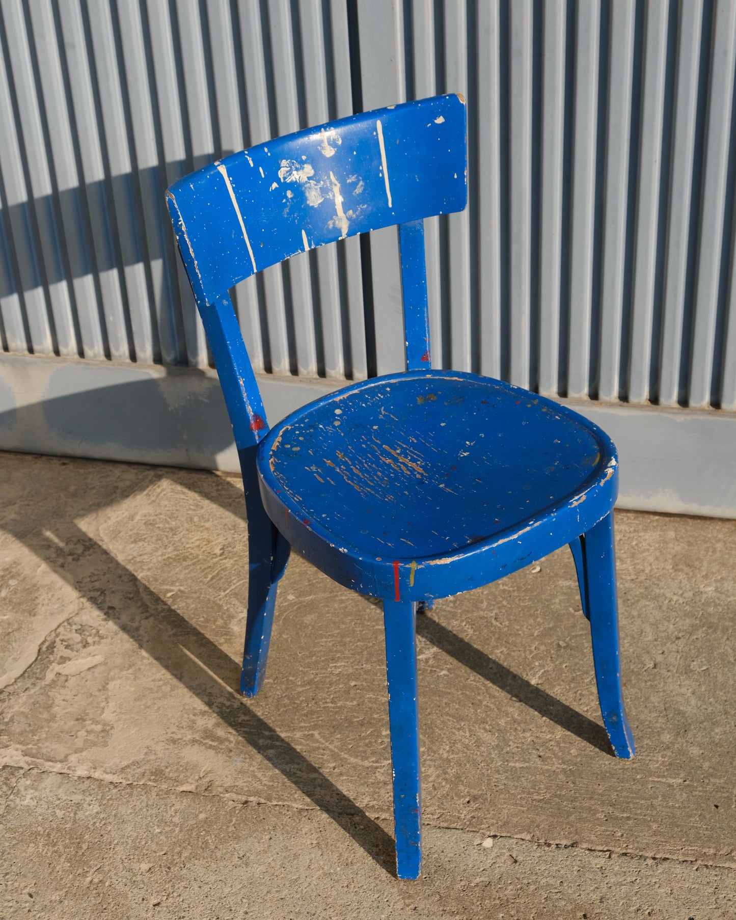 Sedia blu in legno