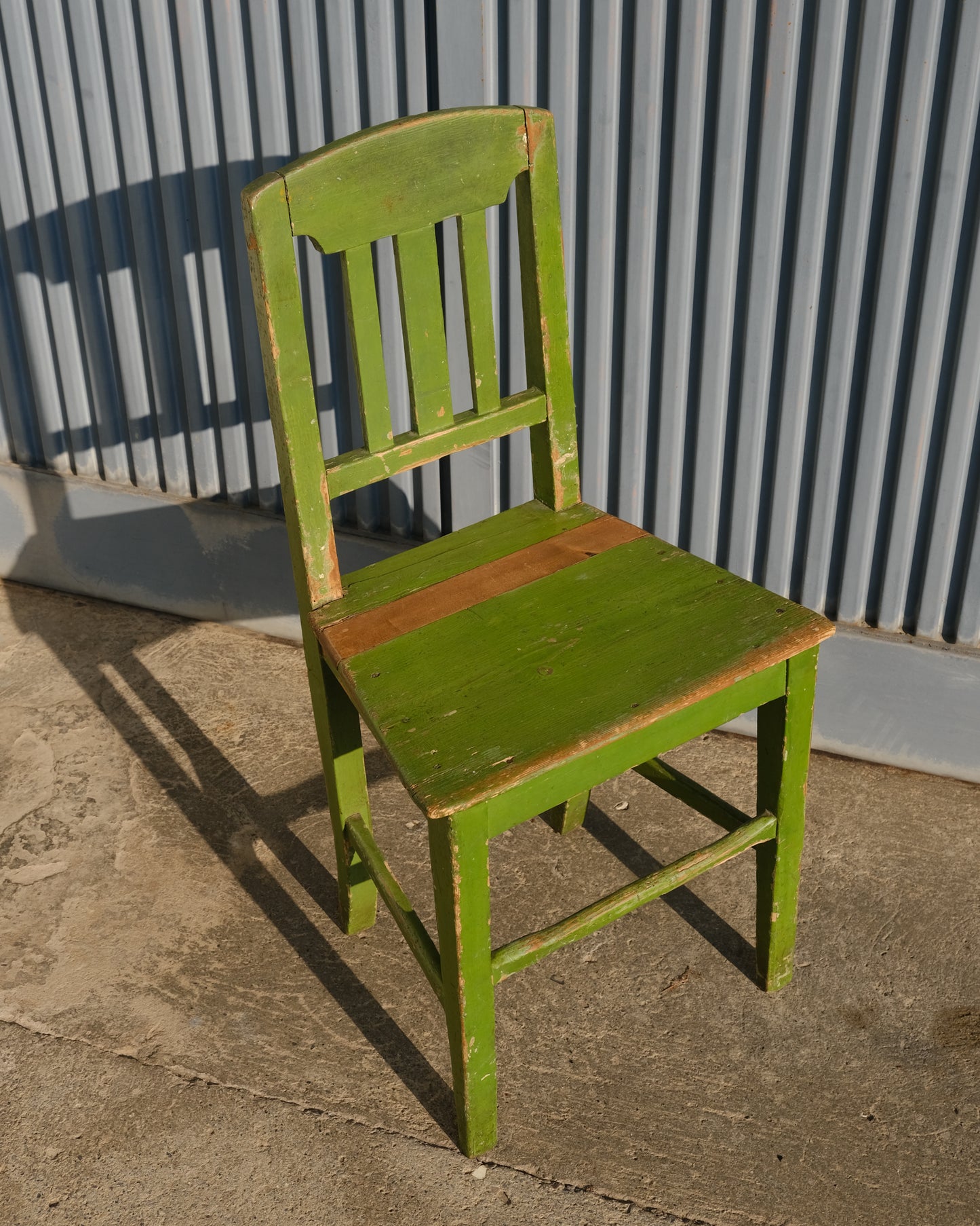 Sedia verde in legno