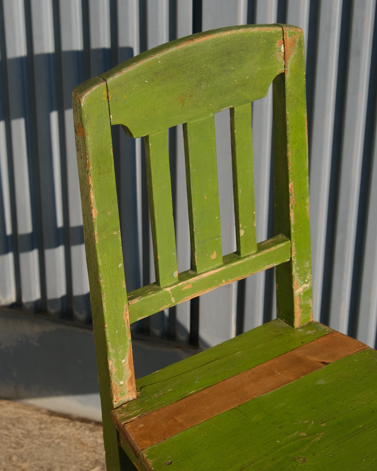 Sedia verde in legno