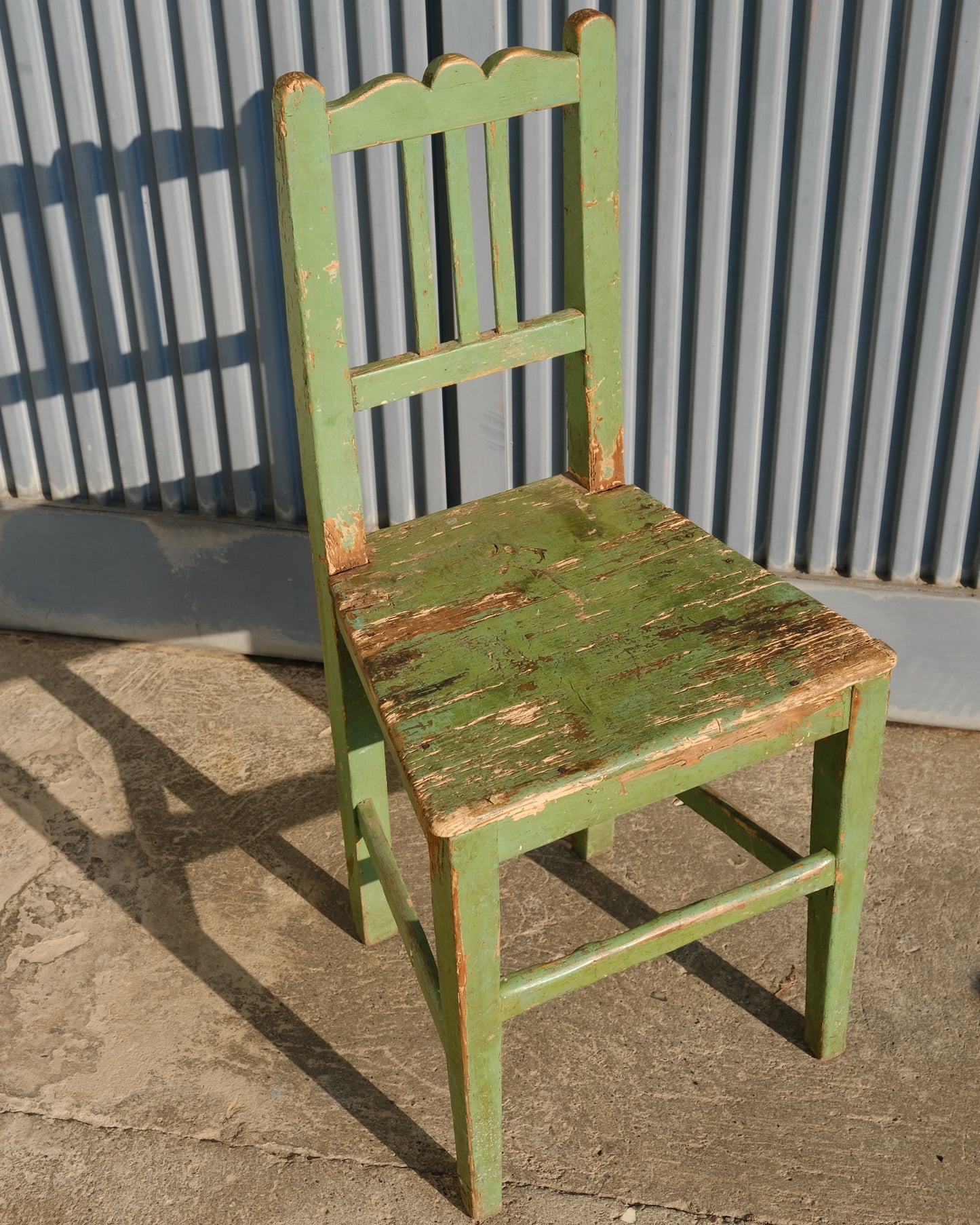 Sedia verde in legno
