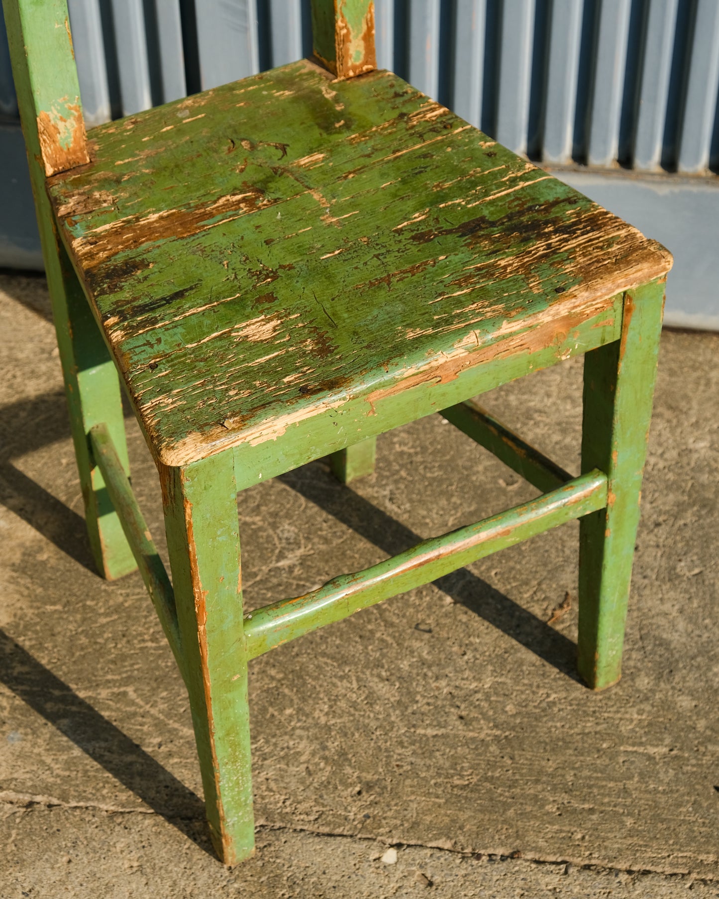 Sedia verde in legno