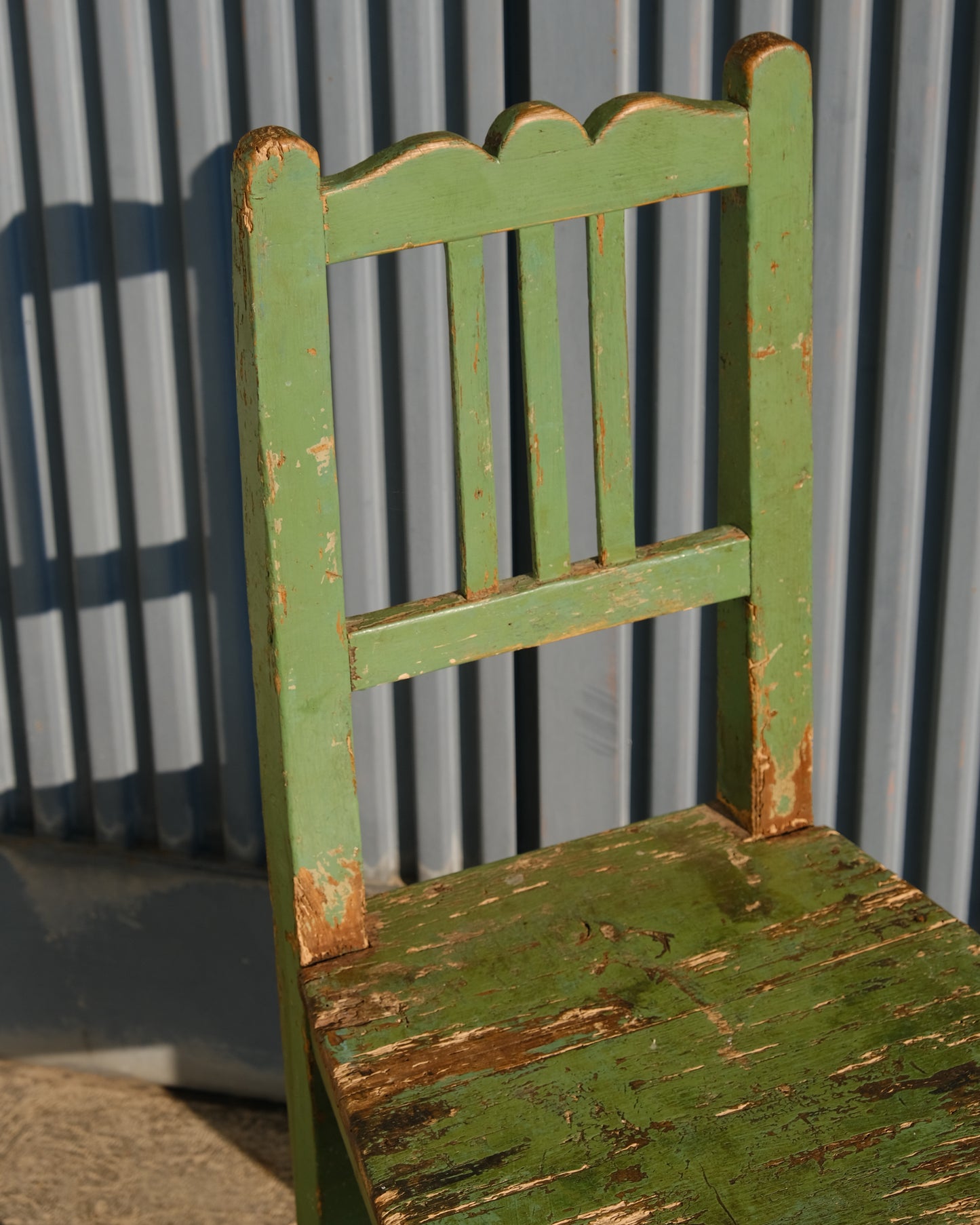 Sedia verde in legno